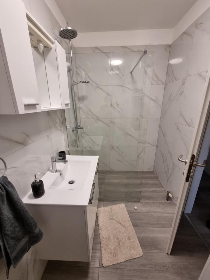 Maki Apartment Пула Екстериор снимка
